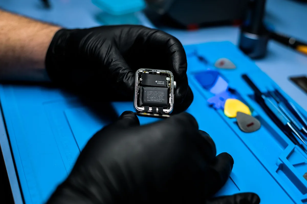 Apple Watch batarya değişimi yapan servis teknisyeni