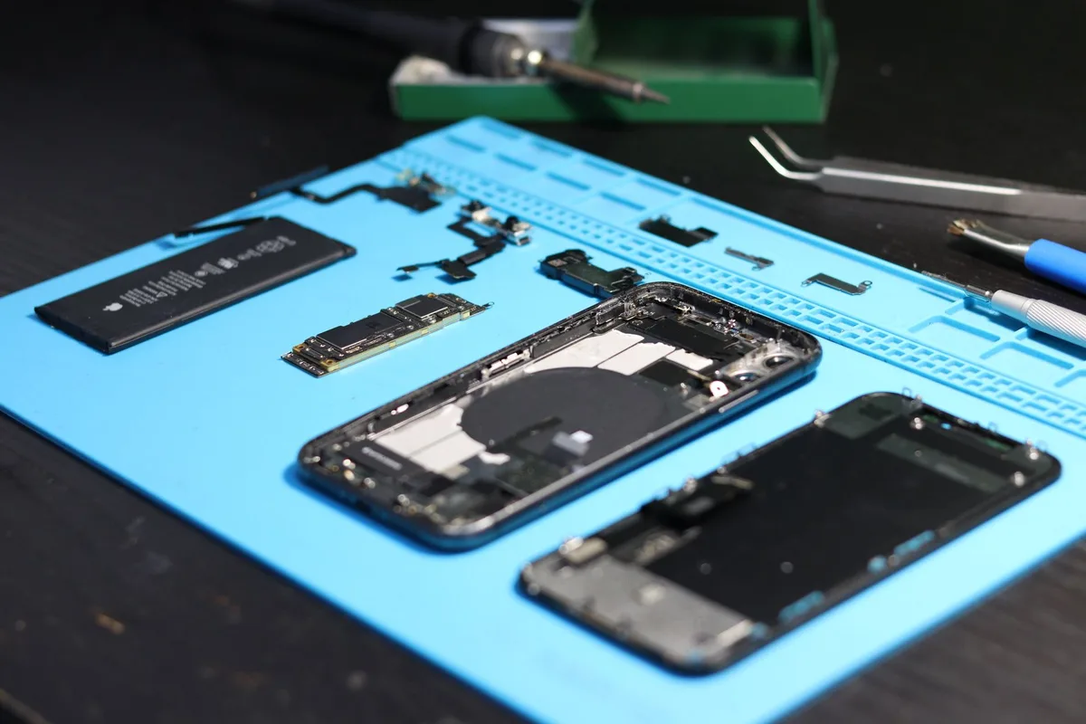 Galaxy A serisi batarya değişimi yapan teknisyen