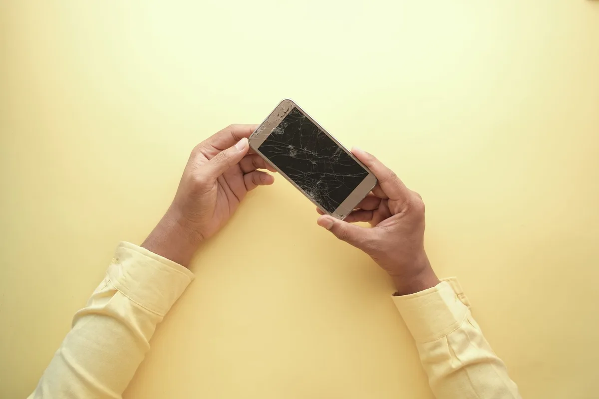 Galaxy S21 ekran değişimi yapan teknisyen