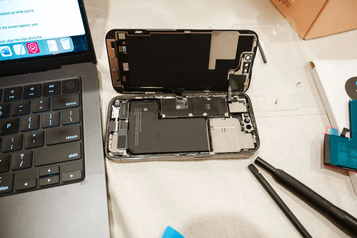 Galaxy S22 ekran değişimi yapan teknisyen