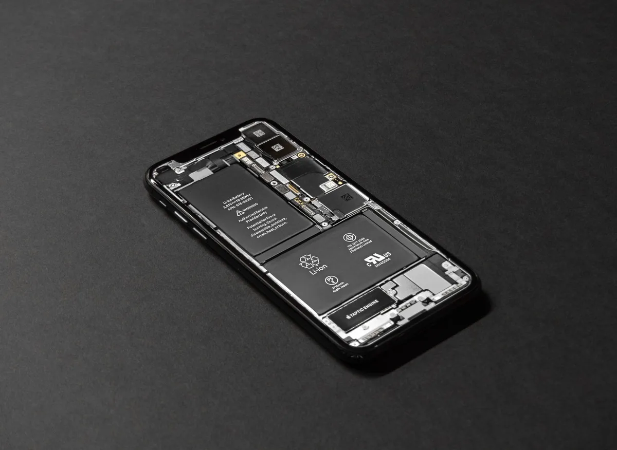 Galaxy S23 batarya değişimi yapan teknisyen
