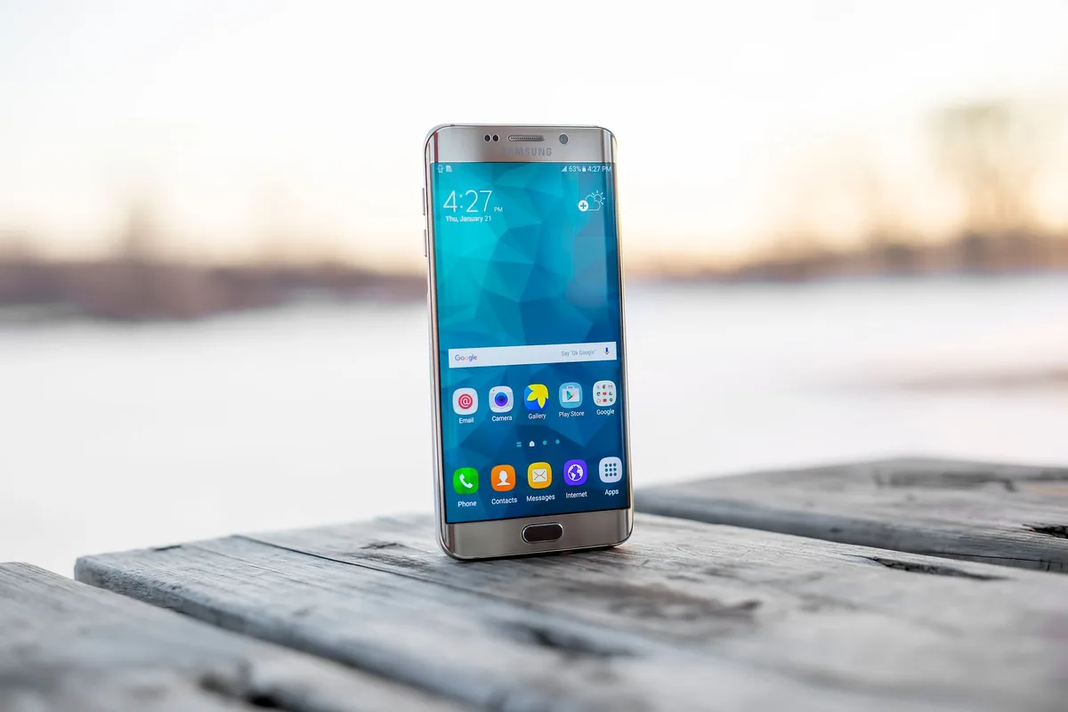 Galaxy S23 ekran değişimi yapan teknisyen
