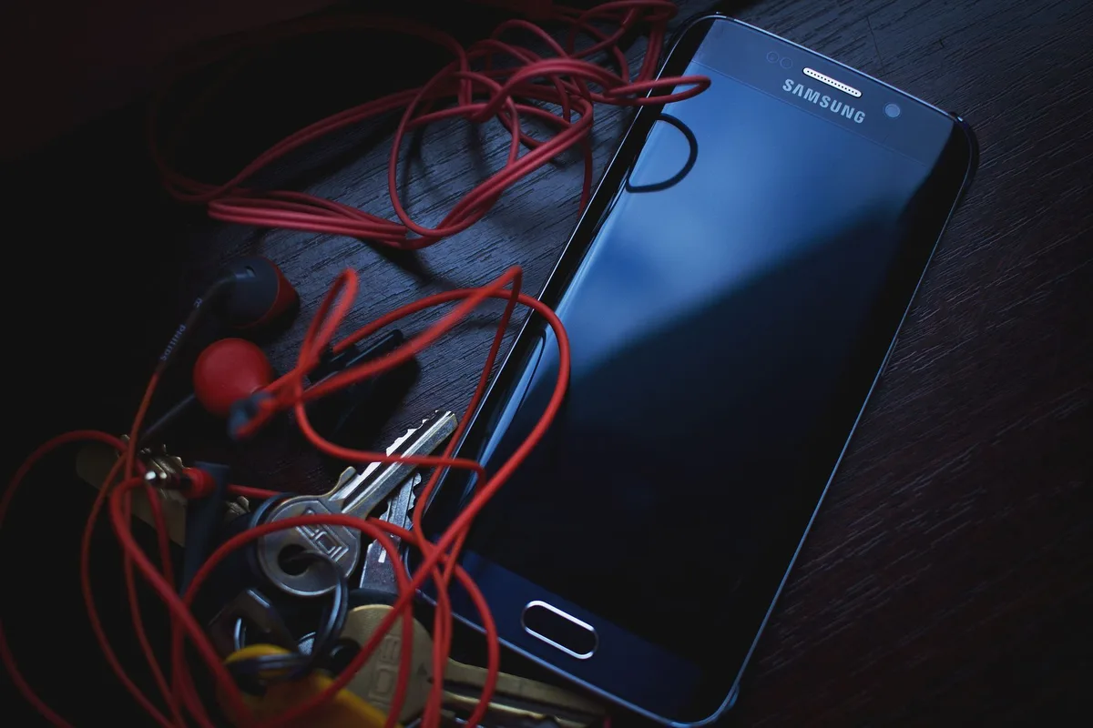Galaxy S23 sarj soketi tamiri yapan teknisyen