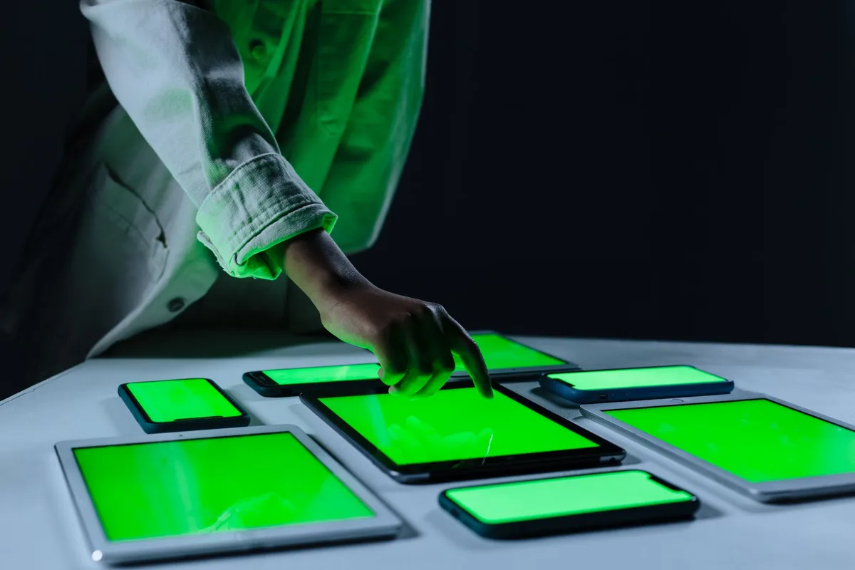Galaxy Tab S tablet ekran degisimi yapan teknisyen
