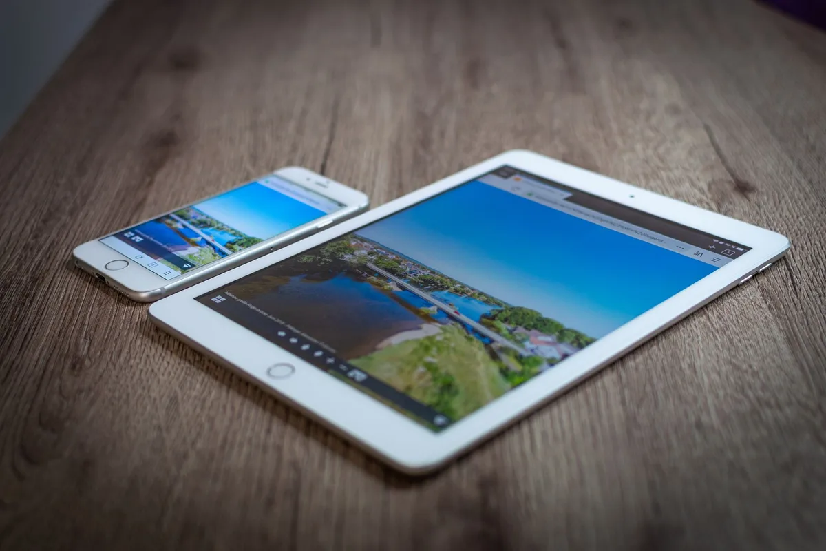 iPad Mini ekran degisimi yapan teknisyen