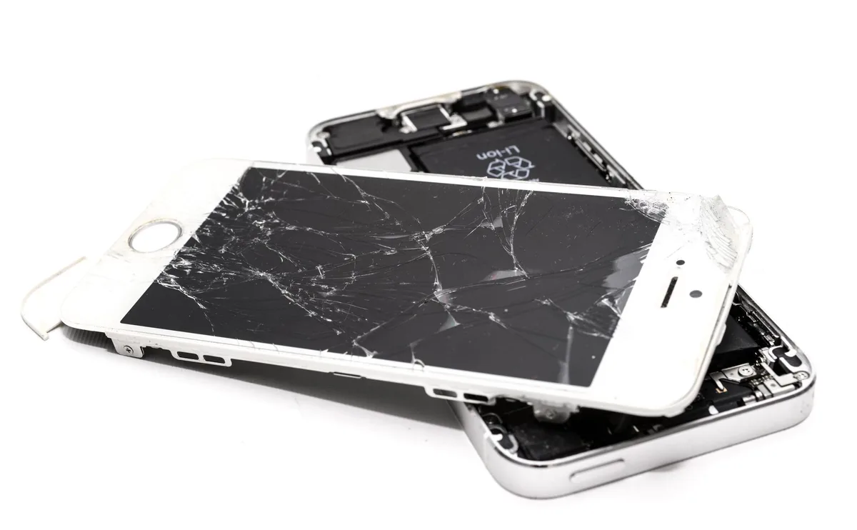 iPhone 11 Pro ekran değişimi yapan servis teknisyeni