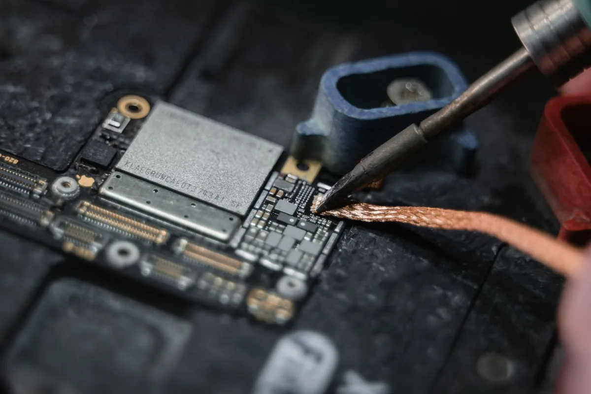 iPhone 13 aşırı ısınma sorunu için anakart üzerinde lehimleme yapan servis teknisyeni