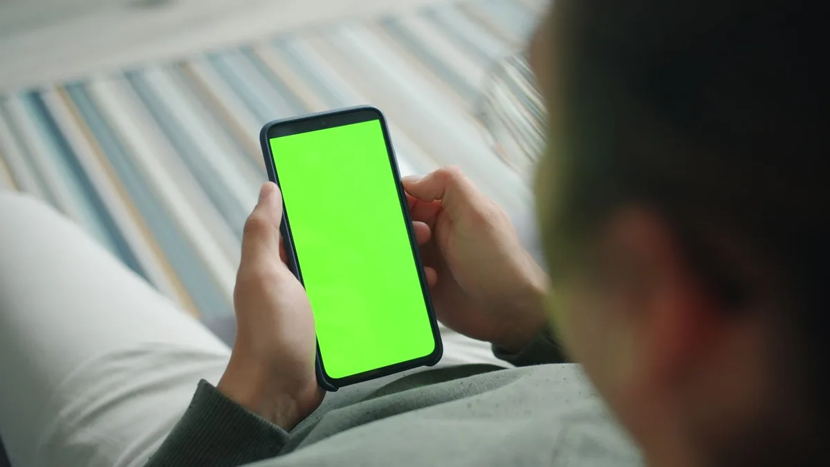 iPhone 16 ekran değişimi yapan uzman teknisyen