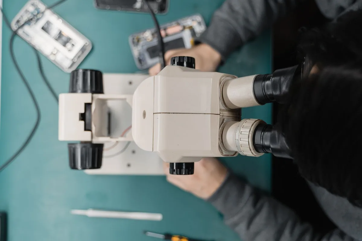 iPhone ekran değişimi yapan teknisyen
