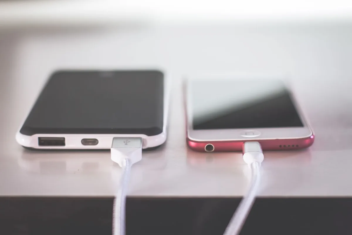 iPhone SE Pil Şişmesi ve Pil Değişimi: Belirtiler, Nedenler ve Çözüm