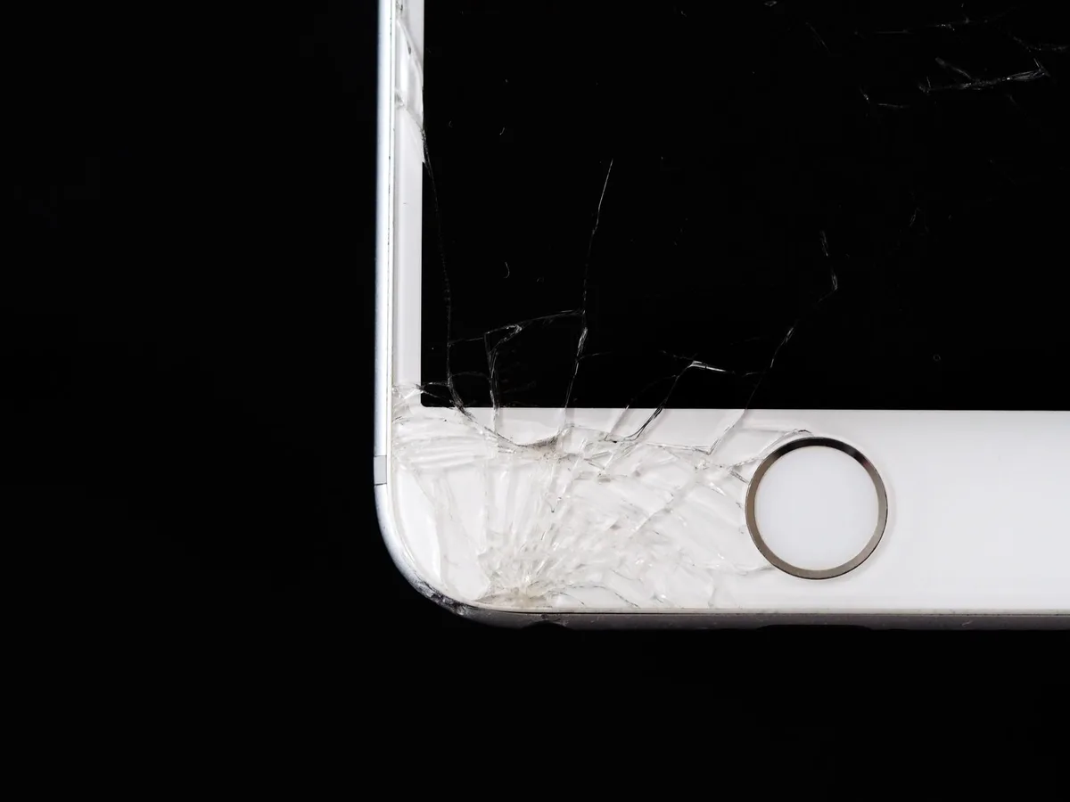 Teknisyen laminasyon makinesiyle telefon ekranının ön camını değiştiriyor